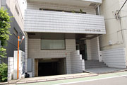 オフィスビルの２階にある株式会社キャリアビジョン。東京メトロの駅から近く便利なロケーションです。