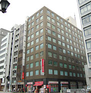 地下鉄「京橋駅」から徒歩1分。中央通に面したビル