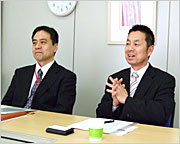 今回取材にご対応いただいた堂薗グループ長とコンサルタントの藤野さん。自動車関連の情報が豊富だ。